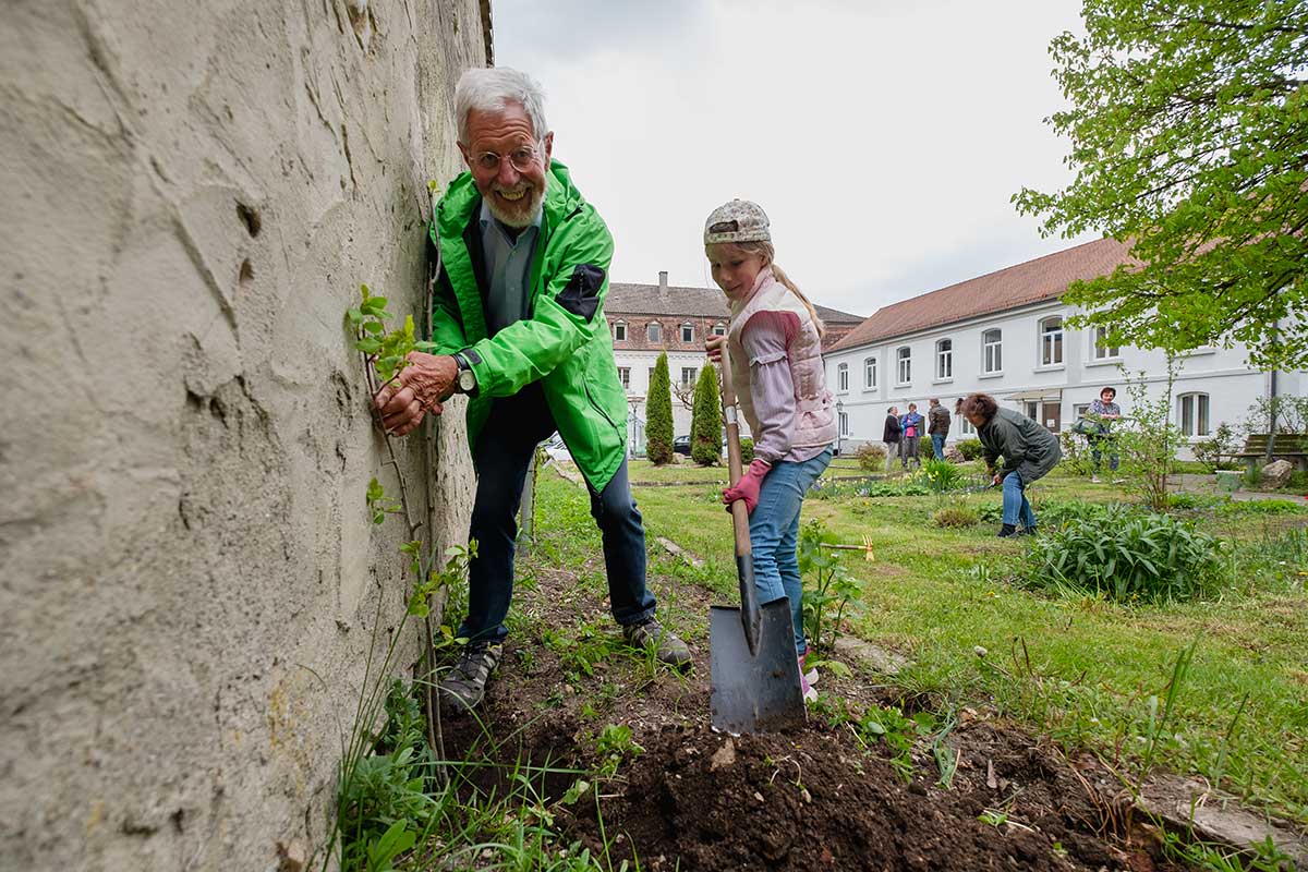 2606_lagmgh_mehrgenerationhaeuser Bild von einem älteren Herrn und einem Kind im Garten der Mehrgenerationenhäuser